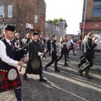 De pipers dragen regenjassen