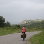 Door Les Alpilles naar Arles (in de regen)